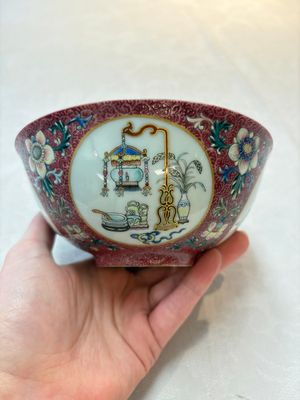 A pair of Chinese famille rose ruby-sgraffito-ground 'antiquities' bowls, Daoguang mark, 19/20th C. — photo 3