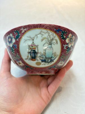 A pair of Chinese famille rose ruby-sgraffito-ground 'antiquities' bowls, Daoguang mark, 19/20th C. — photo 4