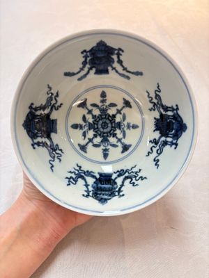 A pair of Chinese famille rose ruby-sgraffito-ground 'antiquities' bowls, Daoguang mark, 19/20th C. — photo 5