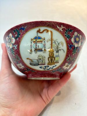 A pair of Chinese famille rose ruby-sgraffito-ground 'antiquities' bowls, Daoguang mark, 19/20th C. — photo 8