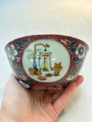 A pair of Chinese famille rose ruby-sgraffito-ground 'antiquities' bowls, Daoguang mark, 19/20th C. — photo 10