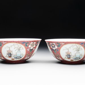 A pair of Chinese famille rose ruby-sgraffito-ground 'antiquities' bowls, Daoguang mark, 19/20th C. — photo 1