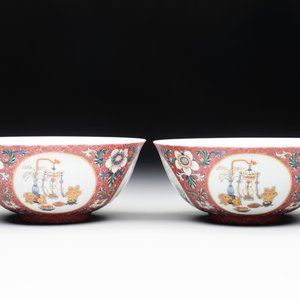 A pair of Chinese famille rose ruby-sgraffito-ground 'antiquities' bowls, Daoguang mark, 19/20th C. — photo 2
