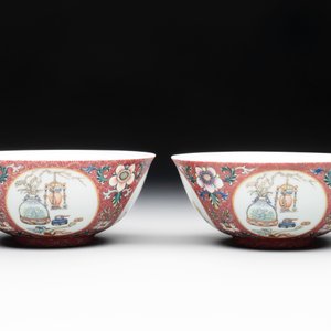 A pair of Chinese famille rose ruby-sgraffito-ground 'antiquities' bowls, Daoguang mark, 19/20th C. — photo 3