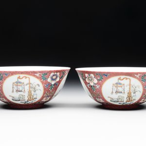 A pair of Chinese famille rose ruby-sgraffito-ground 'antiquities' bowls, Daoguang mark, 19/20th C. — photo 4