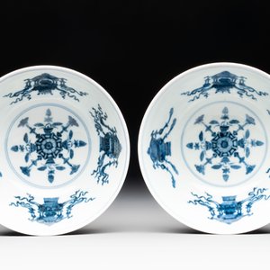 A pair of Chinese famille rose ruby-sgraffito-ground 'antiquities' bowls, Daoguang mark, 19/20th C. — photo 5