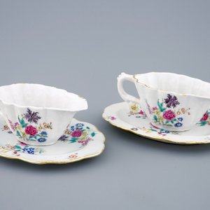 A pair of Chinese famille rose sauce boats on stand, Qianlong, 18th C. — photo 1