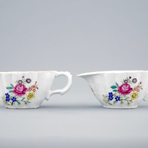 A pair of Chinese famille rose sauce boats on stand, Qianlong, 18th C. — photo 4