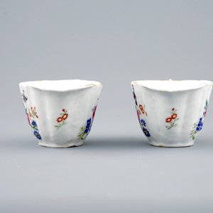 A pair of Chinese famille rose sauce boats on stand, Qianlong, 18th C. — photo 5