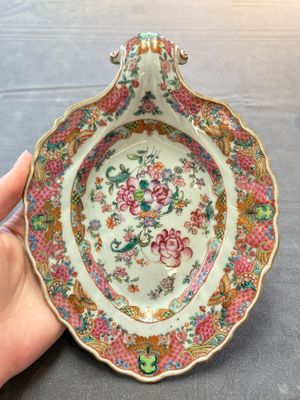 A pair of Chinese famille rose sauceboats and stands with floral design, Qianlong — foto 1