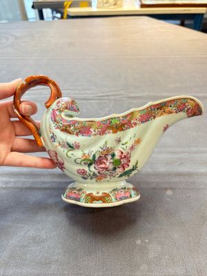 A pair of Chinese famille rose sauceboats and stands with floral design, Qianlong — foto 11