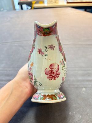 A pair of Chinese famille rose sauceboats and stands with floral design, Qianlong — foto 12
