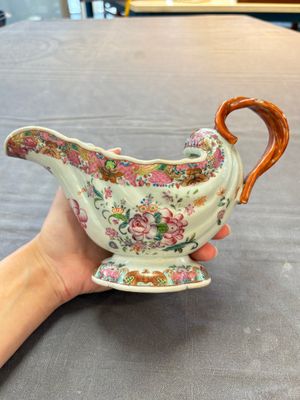 A pair of Chinese famille rose sauceboats and stands with floral design, Qianlong — foto 13