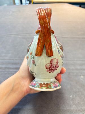 A pair of Chinese famille rose sauceboats and stands with floral design, Qianlong — foto 14