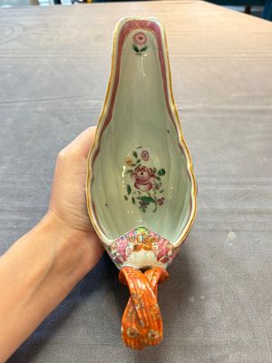 A pair of Chinese famille rose sauceboats and stands with floral design, Qianlong — foto 15