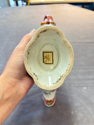 A pair of Chinese famille rose sauceboats and stands with floral design, Qianlong — foto 16