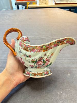 A pair of Chinese famille rose sauceboats and stands with floral design, Qianlong — foto 3