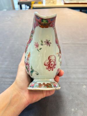 A pair of Chinese famille rose sauceboats and stands with floral design, Qianlong — foto 4