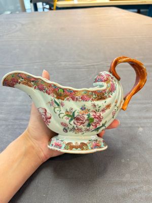 A pair of Chinese famille rose sauceboats and stands with floral design, Qianlong — foto 5