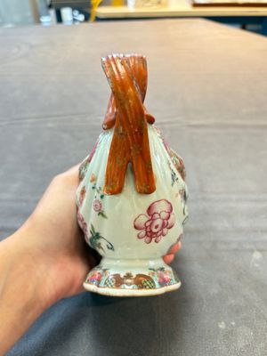 A pair of Chinese famille rose sauceboats and stands with floral design, Qianlong — foto 6
