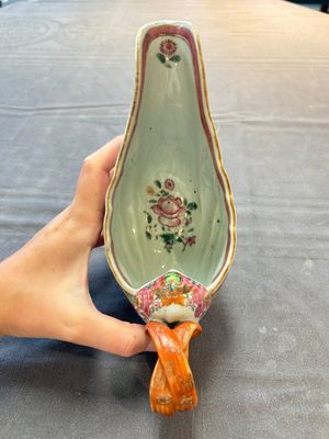 A pair of Chinese famille rose sauceboats and stands with floral design, Qianlong — foto 7