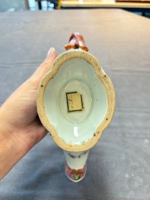 A pair of Chinese famille rose sauceboats and stands with floral design, Qianlong — foto 8