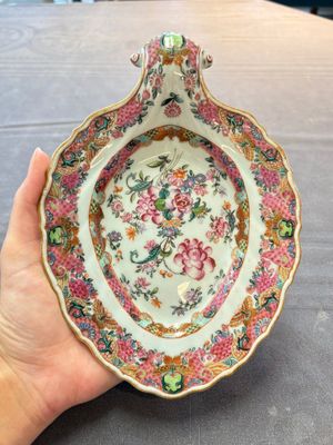 A pair of Chinese famille rose sauceboats and stands with floral design, Qianlong — foto 9
