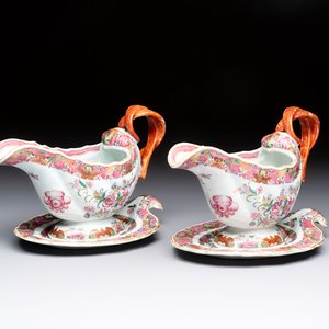 A pair of Chinese famille rose sauceboats and stands with floral design, Qianlong — foto 1