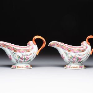 A pair of Chinese famille rose sauceboats and stands with floral design, Qianlong — foto 2