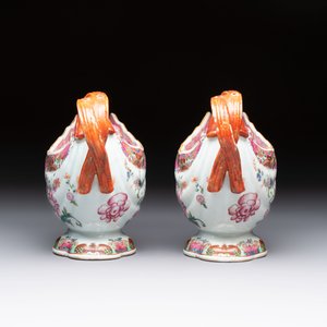 A pair of Chinese famille rose sauceboats and stands with floral design, Qianlong — foto 3
