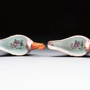 A pair of Chinese famille rose sauceboats and stands with floral design, Qianlong — foto 6