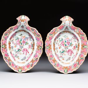 A pair of Chinese famille rose sauceboats and stands with floral design, Qianlong — foto 8