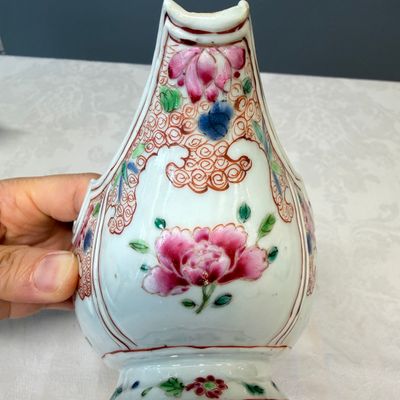 A pair of Chinese famille rose sauceboats with floral scroll design — photo 5