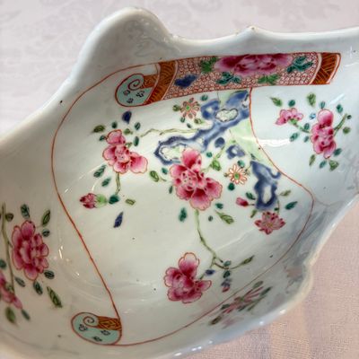 A pair of Chinese famille rose sauceboats with floral scroll design — photo 7