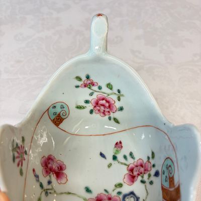 A pair of Chinese famille rose sauceboats with floral scroll design — photo 8