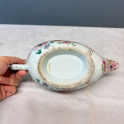 A pair of Chinese famille rose sauceboats with floral scroll design — photo 9