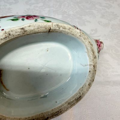 A pair of Chinese famille rose sauceboats with floral scroll design — photo 10