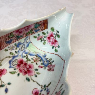 A pair of Chinese famille rose sauceboats with floral scroll design — photo 17