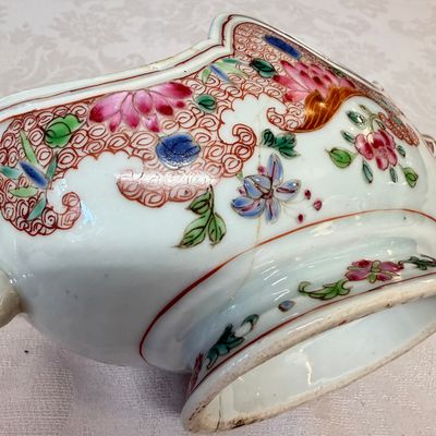 A pair of Chinese famille rose sauceboats with floral scroll design — photo 21