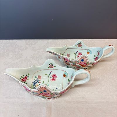 A pair of Chinese famille rose sauceboats with floral scroll design — photo 1