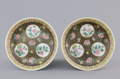 A pair of Chinese famille rose saucer plates, 19/20th C.