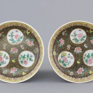 A pair of Chinese famille rose saucer plates, 19/20th C. — foto 1