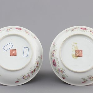 A pair of Chinese famille rose saucer plates, 19/20th C. — foto 2