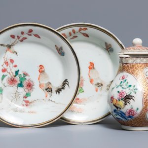 A pair of Chinese famille rose saucers and a milk jug with roosters, Yongzheng — 照片 1