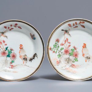A pair of Chinese famille rose saucers and a milk jug with roosters, Yongzheng — 照片 2