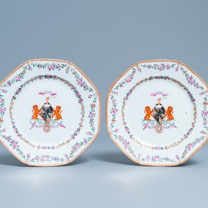 A pair of Chinese famille rose Scottish market plates with the arms of Dalyell of the Binns, Qianlong — 照片 1