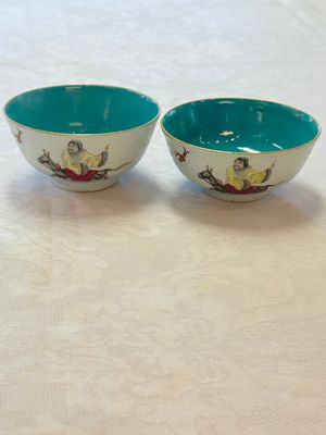 A pair of Chinese famille rose sgraffiato-ground 'Zhang Guolao' bowls, Daoguang mark and of the period — foto 1
