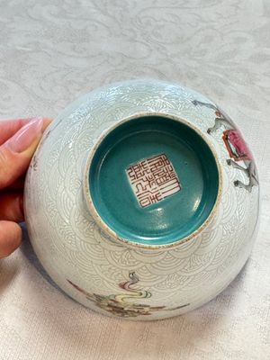 A pair of Chinese famille rose sgraffiato-ground 'Zhang Guolao' bowls, Daoguang mark and of the period — foto 11