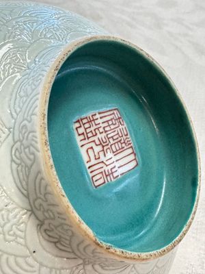 A pair of Chinese famille rose sgraffiato-ground 'Zhang Guolao' bowls, Daoguang mark and of the period — foto 12