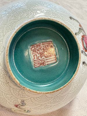 A pair of Chinese famille rose sgraffiato-ground 'Zhang Guolao' bowls, Daoguang mark and of the period — foto 13